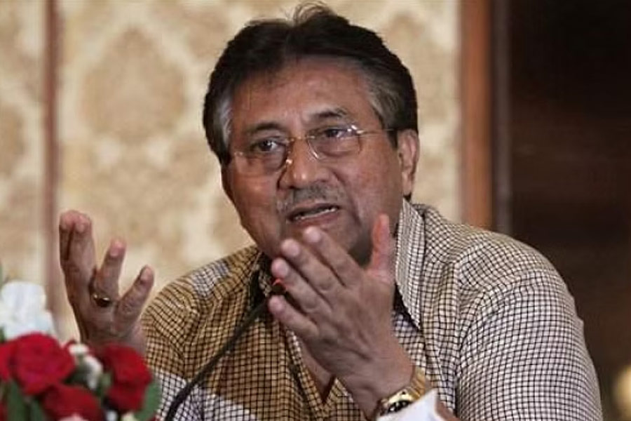 কিন্তু ন্যূনতম অস্ত্র প্রশিক্ষণ ছাড়া তো সরাসরি ‘অ্যান্টি এয়ারক্র্যাফ্ট রেজিমেন্ট’-এ যাওয়া যায় না। তাই অনিচ্ছা সত্ত্বেও পরে অন্যত্র চলে যেতে হয় সেনাবাহিনীতে যোগ দেওয়া মুশারফকে। প্রেমিকার জন্য মনকেমন করা অনুভূতি নিয়েই তাঁর কাছ থেকে দূরে সরে যান তিনি।