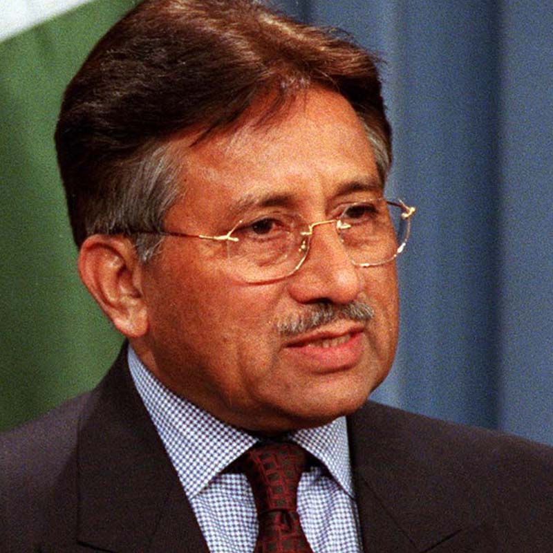 বাঙালি কন্যার সঙ্গে প্রেম করতে গিয়ে ধরাও পড়েন প্রাক্তন পাক সেনাপ্রধান। সমস্যা হয় মেয়েটির। মুশারফ লেখেন, ‘‘ওর মা আমাদের সম্পর্ক নিয়ে সন্দেহ করেন। কারণ, ও (প্রেমিকা) পড়াশোনায় ক্রমশ অমনযোগী হয়ে পড়েছিল।’’