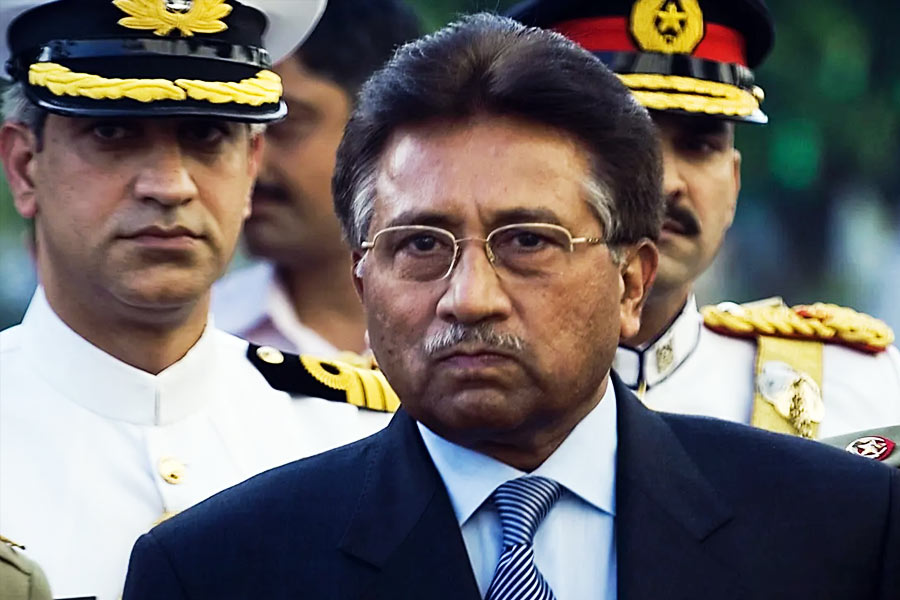 মুশারফ লেখেন, ‘‘আমি গড়পড়তা পড়ুয়ার চেয়ে ভাল পড়াশোনায় ছিলাম। মোটামুটি ক্লাসের প্রথম চার-পাঁচ জনের মধ্যে নাম থাকত। আমার যখন বয়স ১৫ বছর, আমার পরীক্ষার ফলও খারাপ হতে থাকে।’’