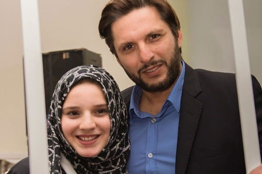 Picture of Afridi and his daughter