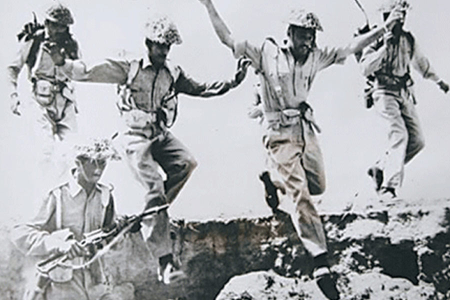 কাশ্মীরের সঙ্গে অবশ্য তাঁর সংঘাত বহু পুরনো। ১৯৬৫ সালে কাশ্মীরে অস্থিরতা তৈরি করতে পাকিস্তান যে ‘অপারেশন জিব্রাল্টার’-এর রণকৌশল সাজিয়েছিল, তাঁর অংশীদার ছিলেন মুশারফ। 