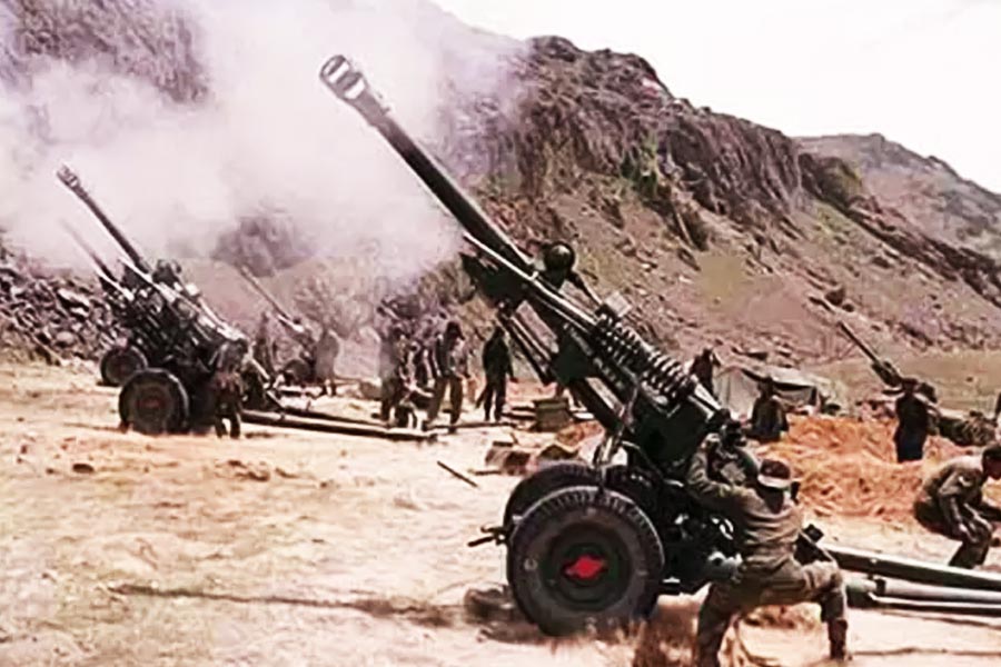 অনেকই মনে করে থাকেন যে, ১৯৯৯ সালে কার্গিল যুদ্ধের নেপথ্যেও ছিল মুশারফের পাকা মাথা। অবশ্য ওই যুদ্ধে পাক হানাদারদের সীমান্তের ওপারে হটিয়ে দিতে সক্ষম হয়েছিল ভারতীয় সেনাবাহিনী। 