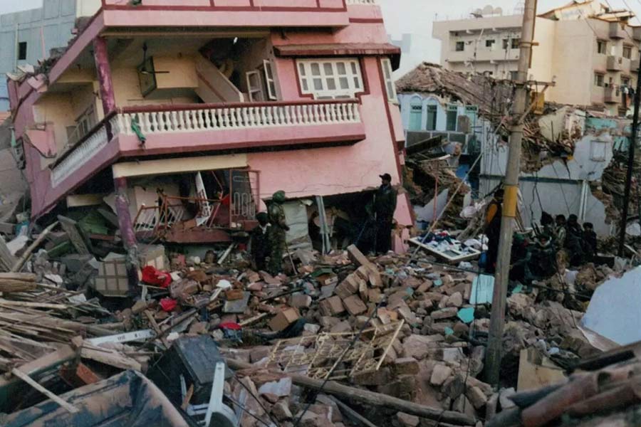 ২০০১ সালে গুজরাতে ভূমিকম্প হওয়ার পর ভারতের তৎকালীন প্রধানমন্ত্রী অটলবিহারী বাজপেয়ীকে শোকবার্তা পাঠিয়েছিলেন মুশারফ। বিমানে করে ত্রাণও পাঠিয়েছিলেন। ২০০৪ সালে কাশ্মীর নিয়েও ভারতের সঙ্গে আলোচনায় বসতে উদ্যোগী হন মুশারফ।