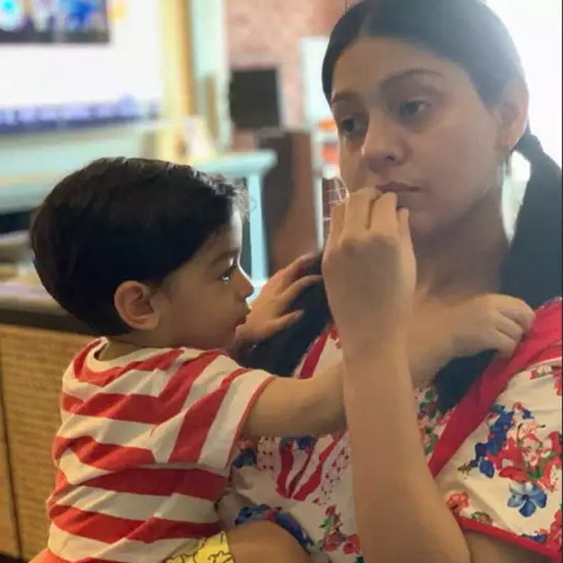 sunidhi chauhan with her son