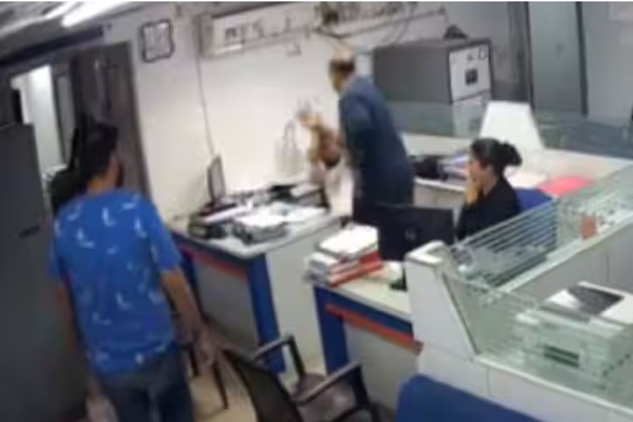 2 men arrested for thrashing bank employee in Gujarat in loan issue