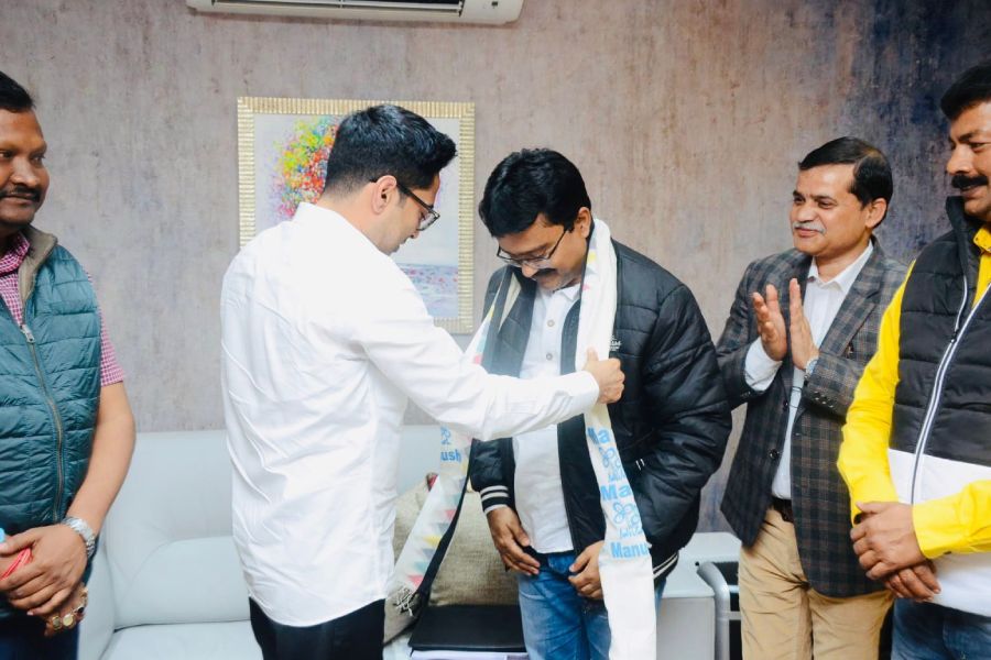 রবিবার বিকেলে ক্যামাক স্ট্রিটের দফতরে সুমন কাঞ্জিলালকে উত্তরীয় পরিয়ে দিলেন অভিষেক।