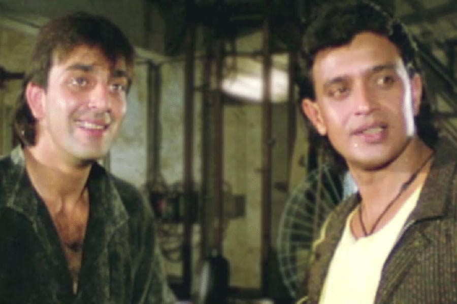 সঞ্জয় এবং মিঠুনের পছন্দ-অপছন্দের ক্ষেত্রে সাদৃশ্যও ছিল। দু’জনের কেউ-ই সম্পর্কের চেয়ে টাকাপয়সাকে বেশি গুরুত্ব দিতেন না। আজিজ সেজাওয়ালের পরিচালনায় ১৯৮৯ সালে মুক্তি পেয়েছিল ‘ইলাকা’ ছবিটি। এই ছবিতে মিঠুন এবং সঞ্জয় একসঙ্গে অভিনয় করেছিলেন।