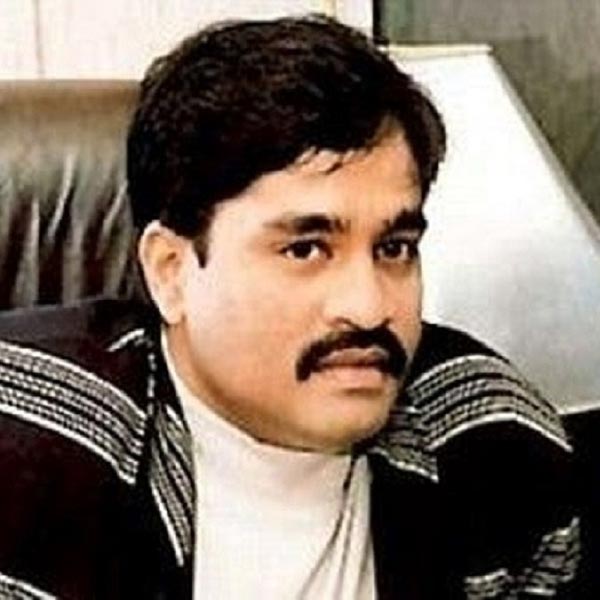 মিঠুন এবং মন্দাকিনির প্রেমকাহিনিতে তৃতীয় ব্যক্তি হয়ে দেখা দিয়েছিলেন ডন দাউদ ইব্রাহিম। মন্দাকিনির প্রেমে পড়েছিলেন তিনিও। মন্দাকিনি কোন অভিনেতার সঙ্গে অতিরিক্ত মেলামেশা করছেন, সে দিকেও নজর রাখতেন তিনি।