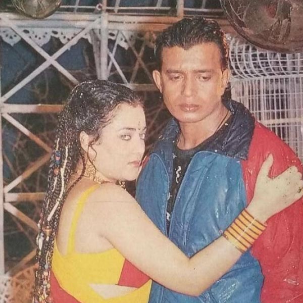 তখন দাউদের নজর গিয়ে পড়ে মিঠুনের দিকে। বেশির ভাগ ছবিতেই মন্দাকিনির নায়ক হিসাবে দেখা যেত মিঠুনকে। বলিপাড়ায় মিঠুনের সঙ্গে মন্দাকিনির সম্পর্ক নিয়ে কানাঘুষো শোনা যাচ্ছিল। দাউদের কানে দু’জনের সম্পর্কের কথা পৌঁছনোর পর খেপে ওঠেন তিনি।