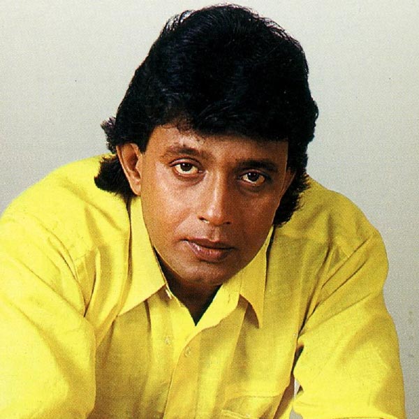 মিঠুন অবশ্য দাউদের হুমকিকে পাত্তা দেননি। মন্দাকিনির সঙ্গে অভিনেতার বন্ধুত্ব অটুট ছিল। অনবরত হুমকি দেওয়ার পর মিঠুনের বাড়িতে অজানা নম্বর থেকে ফোনও আসতে থাকে। এমনকি, দাউদের লোক মিঠুনের উপর নজর রাখতে শুরু করেন। ওই পরিস্থিতিতে মিঠুন ভয় পেয়ে গিয়েছিলেন। তিনি বুঝতে পারছিলেন যে, তাঁর সঙ্গে যে কোনও মুহূর্তে যা খুশি হয়ে যেতে পারে।