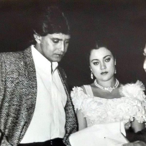 মন্দাকিনির সঙ্গে একটি ছবিতে অভিনয় করতে দেখা গেলেই তা দাউদের নজরে পড়বে এবং মিঠুনকে বিপদের হাত থেকে কেউ বাঁচাতে পারবেন না বলেও দাবি করেন সঞ্জয়। সঞ্জয়ের কথা মতো মিঠুন আর মন্দাকিনির সঙ্গে কোনও ছবিতে অভিনয় করেননি।