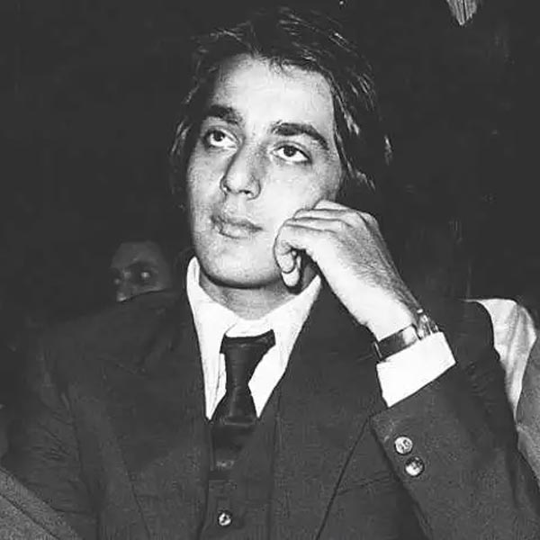 যশ চোপড়া, মহেশ ভট্ট থেকে শুরু করে শাহরুখ খান, সলমন খান এমনকি সইফ আলি খান পর্যন্ত সঞ্জয়কে জেল থেকে ছাড়ানোর জন্য লড়াই করেন। অভিনেতার পোস্টার হাতে নিয়েও সঞ্জয়কে সমর্থন করতে দেখা যায় বলিপাড়ার তারকাদের।