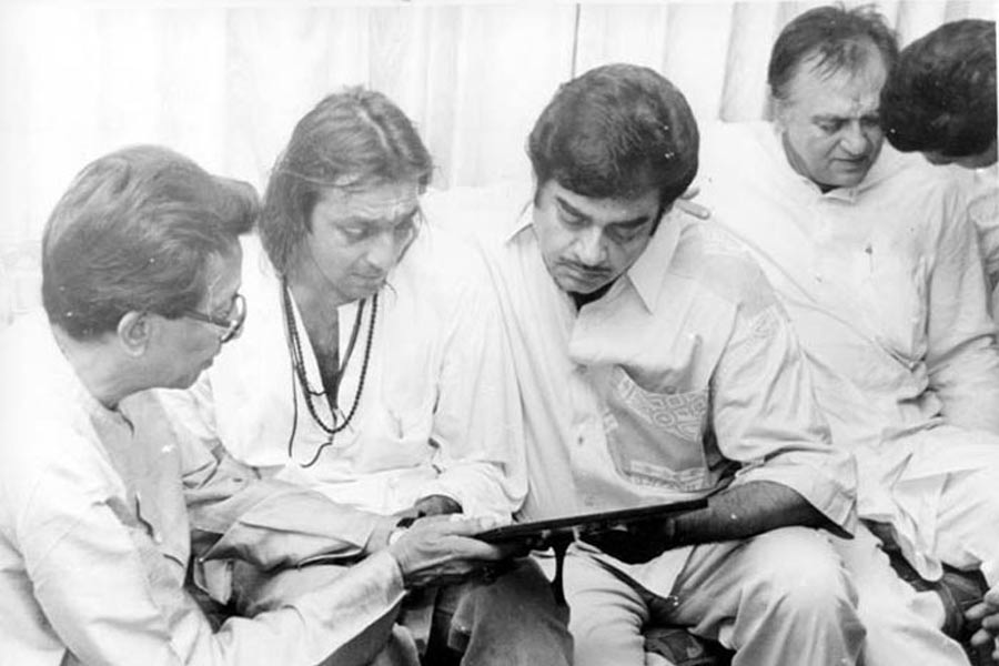 সঞ্জয়ের বাবা সুনীল দত্ত যে রাজনৈতিক দলের সমর্থক ছিলেন, তার বিরুদ্ধ দলের সদস্য ছিলেন শত্রুঘ্ন সিনহা। তবু তিনিও সঞ্জয়কে সমর্থন করেছিলেন।