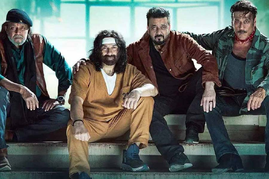 এর পর আর সঞ্জয় এবং মিঠুনকে কোনও ছবিতে একসঙ্গে অভিনয় করতে দেখা যায়নি। বিবেক চৌহানের পরিচালনায় আবার তাঁরা একসঙ্গে কাজ করলেও তাঁদের মধ্যে এই ঝামেলার রেশ কতটা রয়েছে তা নিয়ে বলিপাড়ায় জল্পনার অন্ত নেই।