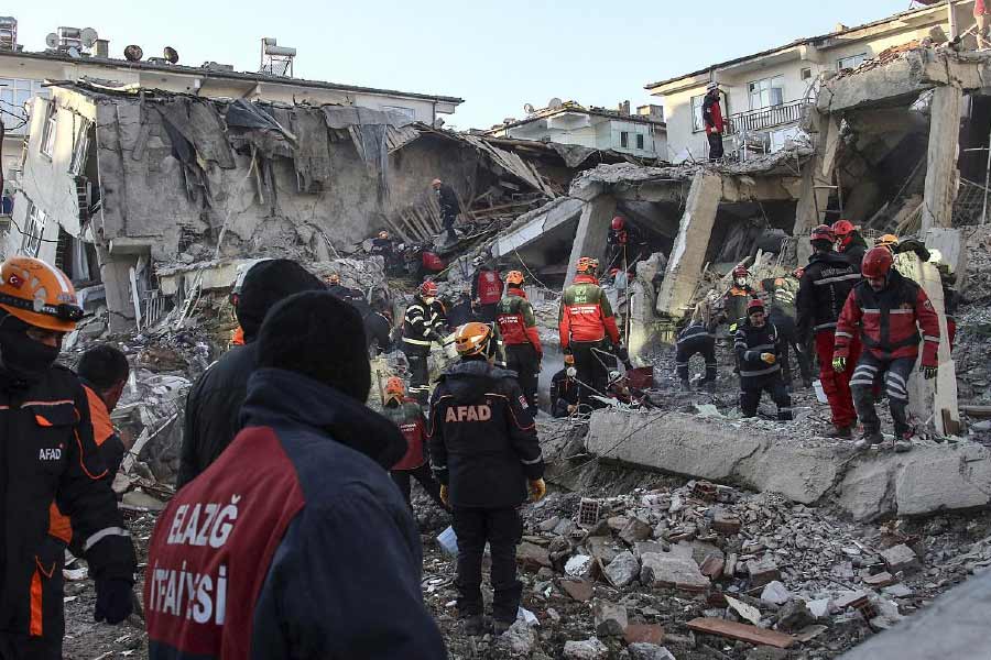 কম্পনের উৎসস্থল দক্ষিণ তুরস্কে। গাজিয়ানতেপ প্রদেশের পূর্ব দিকে নুরদাগি শহর থেকে ২৬ কিলোমিটার পূর্বে ভূগর্ভের প্রায় ১৮ কিলোমিটার গভীরে।