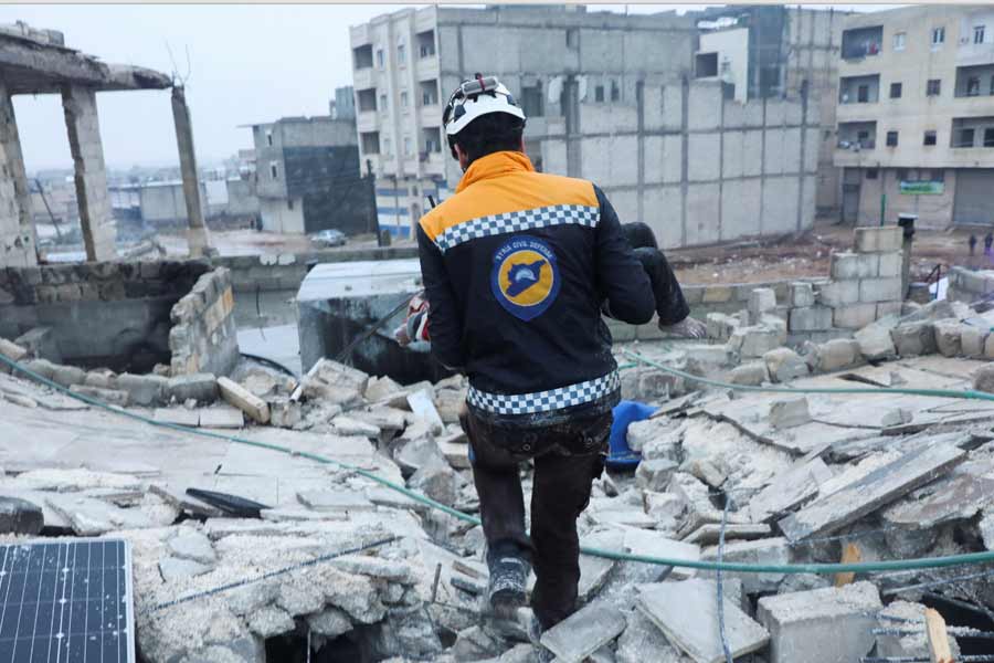 ভেঙে পড়েছে বহু বাড়িঘর। ভারতীয় সময় রাত ৯টে পর্যন্ত জানা গিয়েছে, ধ্বংসস্তূপের তলায় এখনও বহু মানুষ আটকে রয়েছেন বলে আশঙ্কা।