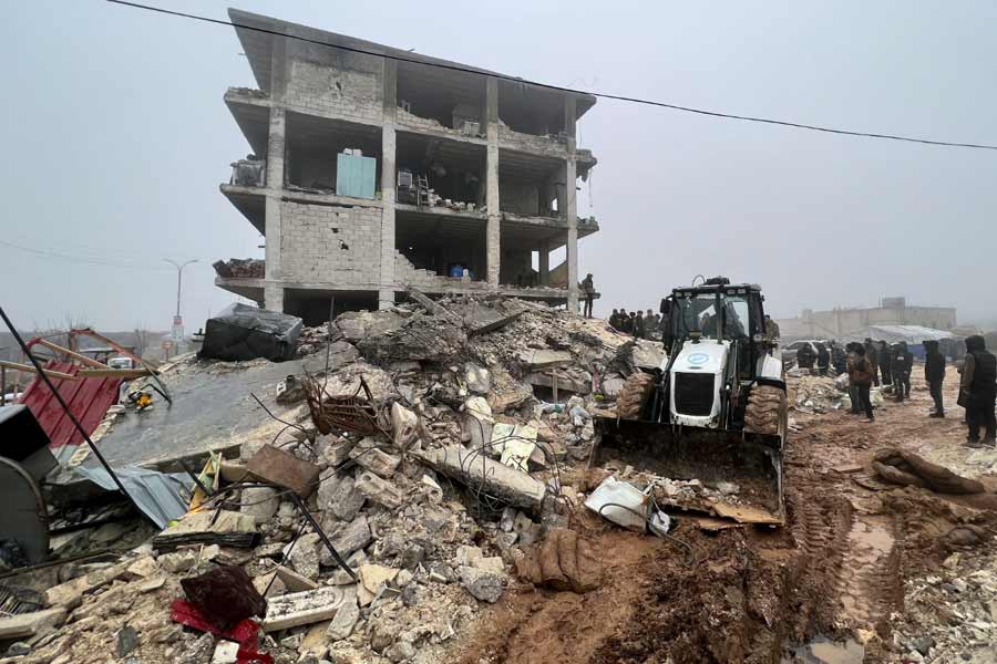 ভূকম্পের পরে বিপর্যয় মোকাবিলা সংস্থার কর্মী এবং দমকল কর্মীরা ক্ষতিগ্রস্ত এলাকায় পৌঁছন। স্থানীয় বিপর্যয় মোকাবিলা সংস্থা সূত্রে খবর, ভূমিকম্পের ফলে তুরস্কে অন্তত ২, ৩৭৯ জন মারা গিয়েছেন। গুরুতর আহত বহু মানুষ।