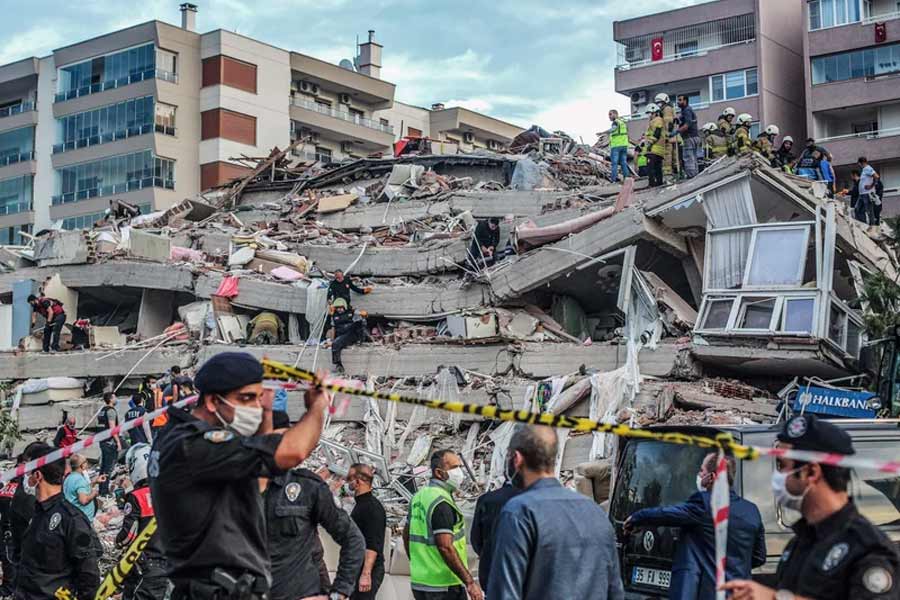 গত ২৫ বছরে তুরস্কে মোট সাত বার ভূমিকম্প হয়েছে, রিখটার স্কেলে যার কম্পনের মাত্রা ৭ বা তার বেশি ছিল। কিন্তু সোমবার মাঝরাতের এই কম্পন স্থানীয়দের মনে ভয় ধরিয়ে দিয়েছে।