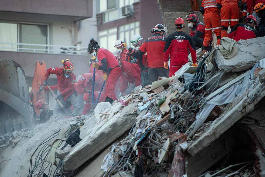 গাজিয়ানতেপ প্রদেশের গভর্নর দাভুট গুল টুইটারে শোকপ্রকাশ করে লিখেছেন, ‘‘আমাদের শহরে তীব্র ভূমিকম্প অনুভূত হয়েছে। আপনারা শান্ত থাকুন। বাড়ির বাইরে অপেক্ষা করুন। এই পরিস্থিতিতে গাড়ি চালাবেন না। দয়া করে রাস্তায় ভিড় করবেন না।’’