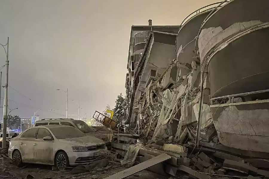 তুরস্কের আবহাওয়া নিয়েও সরব হয়েছেন কারেন। তিনি বলেন, ‘‘একেই ঠান্ডা আবহাওয়া। তার উপর মাঝেমধ্যে বৃষ্টি পড়ছে। চাষবাসের ক্ষয়ক্ষতি তো হচ্ছেই। এই পরিস্থিতিতে শহরের লোকেরা কী ভাবে দিনযাপন করবেন, তা ভাবলেই চিন্তা হচ্ছে।’’ 