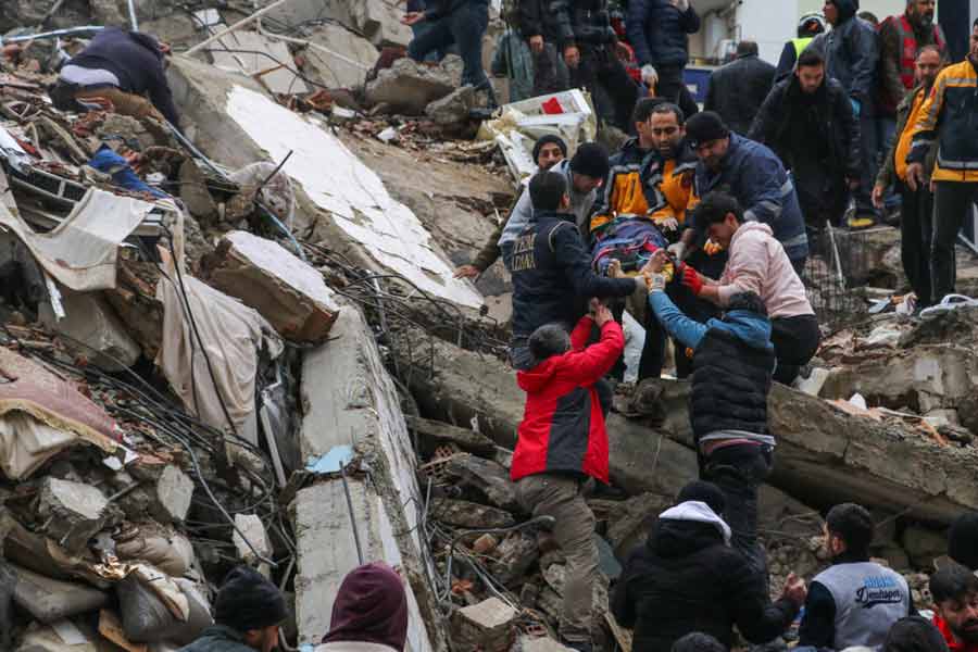 নিজের টুইটার অ্যাকাউন্ট থেকে শোকপ্রকাশ করে মোদী লিখেছেন, ‘‘তুরস্কে ভূমিকম্পের ফলে বহু মানুষ তাঁদের প্রাণ হারিয়েছেন। শোকপ্রকাশ করার ভাষা খুঁজে পাচ্ছি না। নিহতদের পরিবারের প্রতি আমার সহানুভূতি রইল। আশা রাখি, আহতরা তাড়াতাড়ি সুস্থ হয়ে উঠবেন।’’