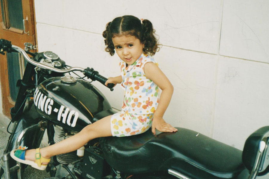 হরিয়ানার পাঁচকুলার বাসিন্দা ইনায়েত ভাটসের বয়স এখন ২৩। তাঁর বয়স যখন মাত্র আড়াই বছর, তখন তিনি তাঁর বাবাকে হারান।