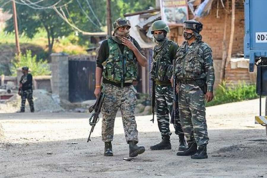 কাশ্মীরের একটি আবাসনে ডেরা বেঁধেছিল জঙ্গিরা। গোপন সূত্রে সেই খবর পেয়ে আবাসনটিকে জঙ্গিমুক্ত করার পরিকল্পনা নেয় সেনা। সেনার বিশেষ অভিযানে নেতৃত্ব দিচ্ছিলেন নবনীত।