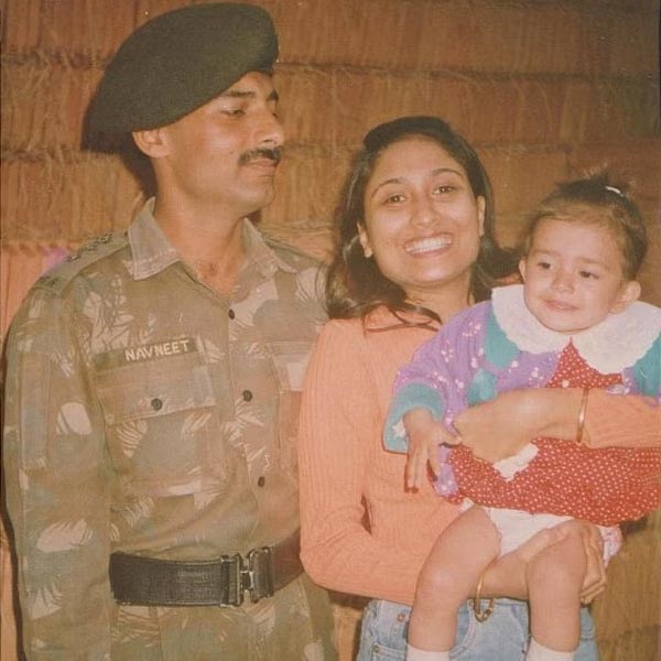 আবাসনটিকে জঙ্গিমুক্ত করা গেলেও ওই অভিযানে গিয়েই প্রাণ হারান নবনীত। ছোট বয়সেই বাবাকে হারানোয় তাঁর কোনও স্মৃতি মনে করতে পারেন না ইনায়েত।