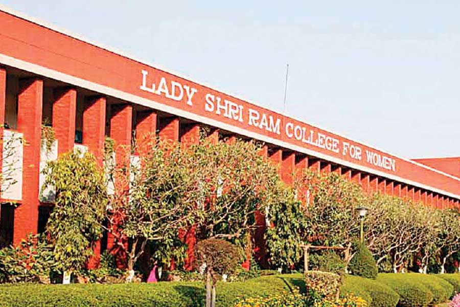 ইনায়েত দিল্লির লেডি শ্রীরাম কলেজ থেকে রাষ্ট্রবিজ্ঞানে স্নাতক হন। এখন তিনি দিল্লি বিশ্ববিদ্যালয়ের অধীনস্থ হিন্দু কলেজ থেকে ওই বিষয়েই স্নাতকোত্তর স্তরের পাঠ নিচ্ছেন।