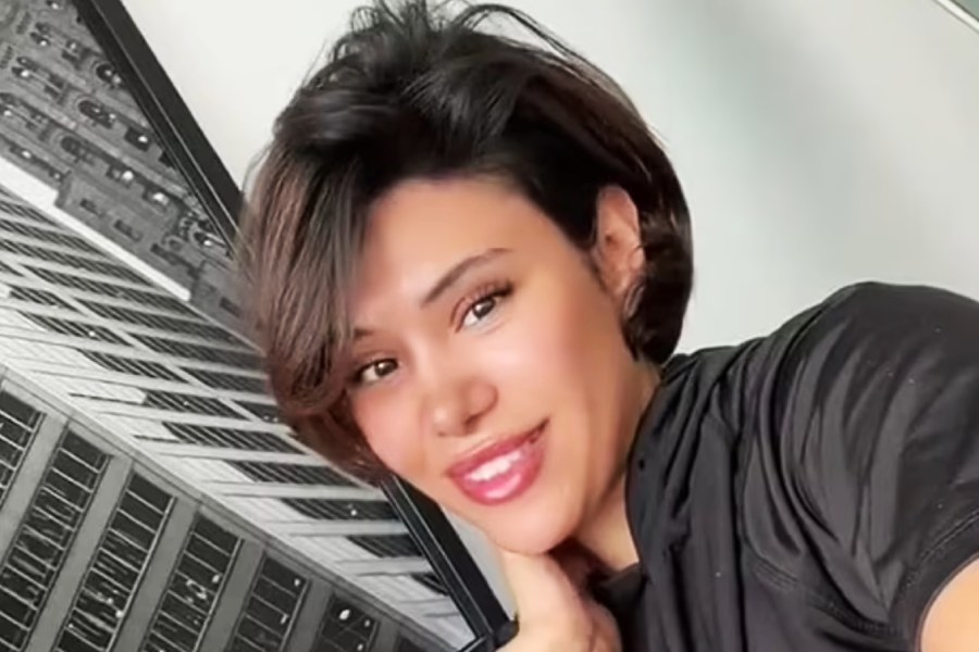 ঝলমলে উচ্ছল মেজাজের এক মেয়ে। হাত নেড়েচেড়ে তাড়াহুড়ো করে নিজের ভাল থাকার কথা বলেন। হাজার হাজার অনুরাগী, অনুগামীকেও নিত্য ভাল থাকার রসদ জোগান, সেই মেয়ে না কি তাঁর পরিবারের ‘লজ্জার কারণ’ হয়ে দাঁড়াচ্ছিলেন!