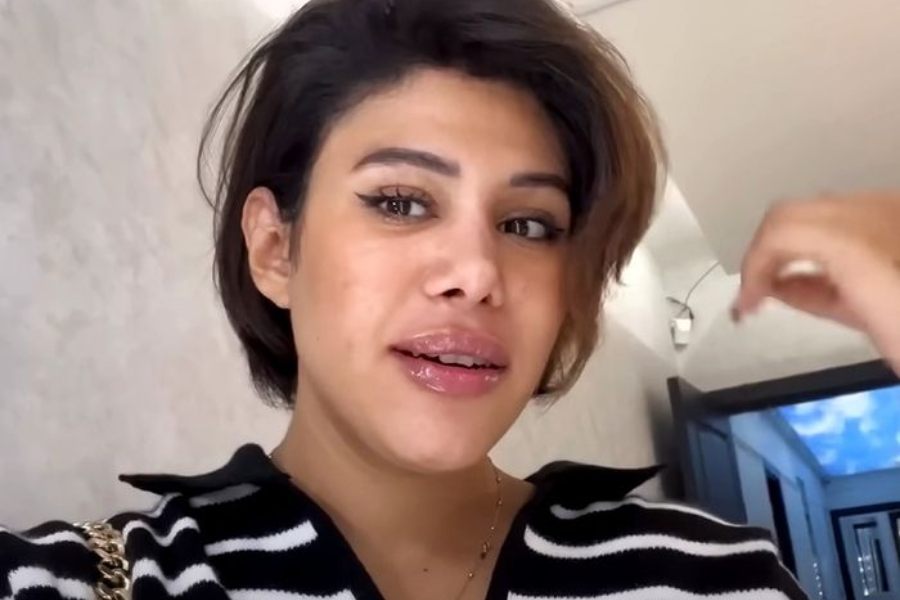 সম্প্রতি সেই মেয়েকেই নিজে হাতে খুন করলেন তাঁর বাবা। প্রথমে শ্বাসরোধ, তার পর গুলি। নিজের বাড়িতেই বেঘোরে মারা যান এক তরুণী ইউটিউবার।