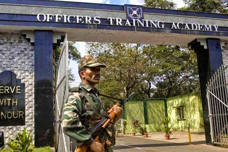 আগামী এপ্রিল মাসেই চেন্নাইয়ে সেনাবাহিনীর অফিসার্স ট্রেনিং অ্যাকাডেমিতে যোগ দিতে চলেছেন ইনায়েত। সেখানেই আপাতত কয়েক মাস প্রশিক্ষণ চলবে তাঁর। তার পর বাবার মতোই সাহসে ভর করে আপৎকালীন পরিস্থিতির মোকাবিলায় ঝাঁপিয়ে পড়তে চান ইনায়েত।