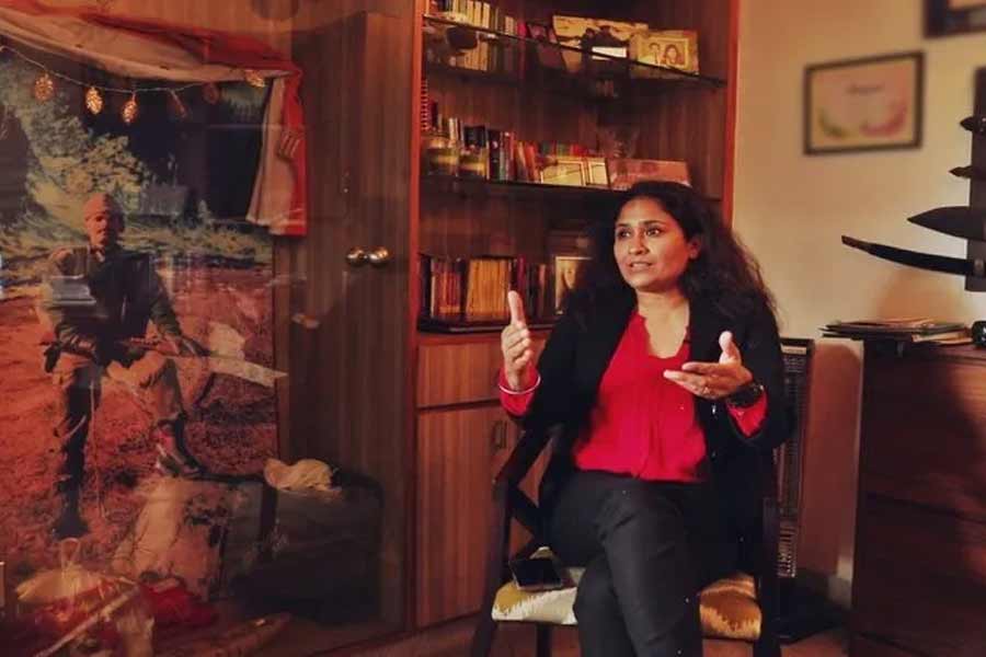 ইনায়েতের এই ‘কঠোর’ সিদ্ধান্তে অবশ্য প্রথম মত ছিল না তাঁর মায়ের। তিনি চেয়েছিলেন, মেয়ে তাঁর কাছে থেকেই হরিয়ানা সরকারের দেওয়া চাকরি করুন।