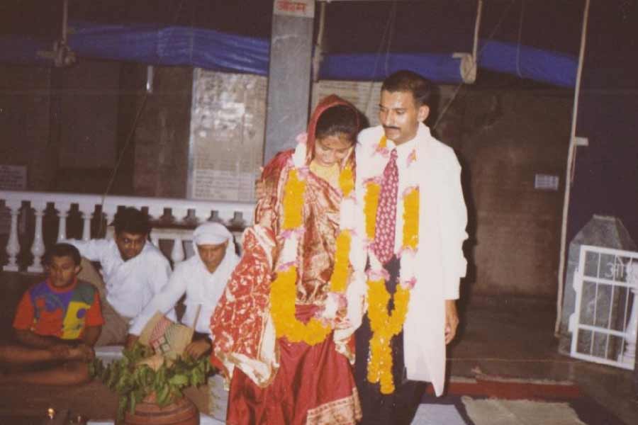 প্রয়াত মেজরের স্ত্রী যখন তাঁর স্বামীকে হারান, তখন তাঁর বয়ম মাত্র ২৭। বিয়ের চার বছরের মধ্যেই স্বামীকে হারান ইনায়েতের মা শিবানী।