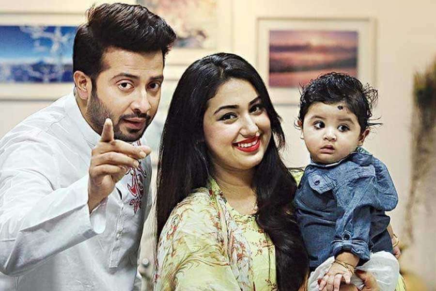 picture of apu biswas and her family