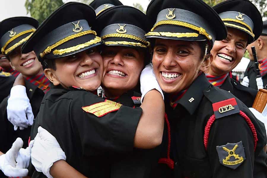 তাই মেয়ের ইচ্ছায় বাধা দিতে চাননি মা। বরং ইনায়েতের পাশে দাঁড়িয়ে বলেছেন, “এক জন শহিদের মেয়ে যে এমন সাহসী হবে এবং সেনায় যোগ দেওয়ার সিদ্ধান্ত নেবে, সেটাই তো স্বাভাবিক।”