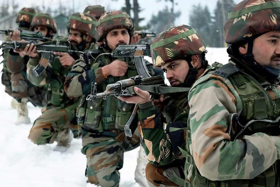 ইনায়েতদের পরিবারে অবশ্য সেনায় যোগদান নতুন কোনও ঘটনা নয়। ইনায়েতের ঠাকুরদা এবং তাঁর বাবাও সেনাবাহিনীর সদস্য ছিলেন। ইনায়েতের দাদু সেনাবাহিনীর কর্নেল ছিলেন।