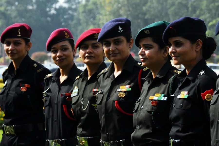 আপাতত স্বপ্নের ডানায় ভর করেই জীবনের নয়া যুদ্ধক্ষেত্রে নামার প্রস্তুতি নিচ্ছেন ইনায়েত। মেয়ের সিদ্ধান্তে গর্বিত মা জানাচ্ছেন, সুখের চাকরি ছেড়ে মেয়ে দেশসেবাকেই জীবনের ব্রত হিসাবে গ্রহণ করায় তিনি খুব খুশি।