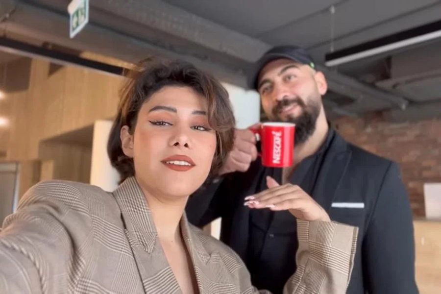 তার পর থেকে তুরস্কেই স্বাধীন ভাবে থাকতে শুরু করেছিলেন টিবা। তবে পরিবার কখনওই তা মেনে নেয়নি। টিবা অবশ্য সেই আপত্তিকে গুরুত্বও দেননি। 