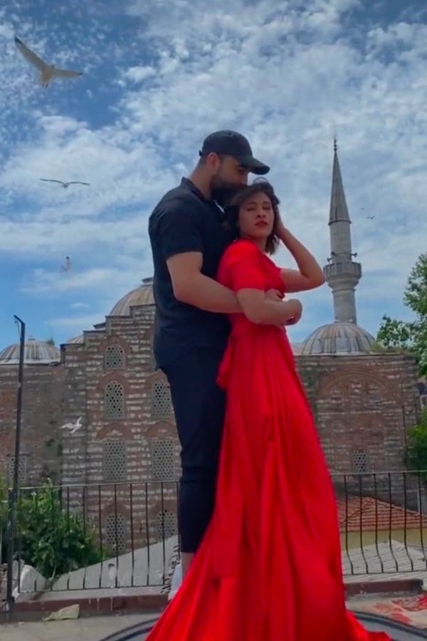 টিবার সঙ্গে তাঁর প্রেমিকের ওই রসায়ন পছন্দই করতেন ইউটিউবে তাঁর অনুরাগীরা। গত বেশ কয়েক মাসে টিবার অনুগামী সংখ্যা উত্তরোত্তর বাড়ছিল ইউটিউবে। টিবাও নিয়ম করে পোস্ট করতেন তাঁর ভিডিয়ো।