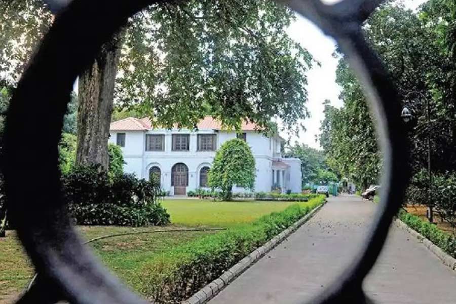 ২০২০ সালে লুটিয়েন্স দিল্লিতে ৪০০ কোটি টাকা দিয়ে একটি প্রাসাদোপম অট্টালিকা কিনেছিলেন গৌতম। ৩.৪ একর জমি জুড়ে বিস্তৃত এই অট্টালিকা আদানি গোষ্ঠীর সবচেয়ে ব্যয়বহুল ভবনগুলির অন্যতম হিসাবেও পরিচিত।