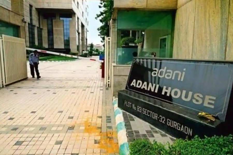 এই অট্টালিকা কিনতে গৌতমকে অগ্রিম ২৬৫ কোটি টাকা এবং বিধিবদ্ধ খরচ হিসাবে আরও ১৩৫ কোটি টাকা খরচ করতে হয়েছিল৷ এই প্রাসাদ ছাড়াও আদানির গুরগাঁওয়ে একটি বাংলোও রয়েছে।