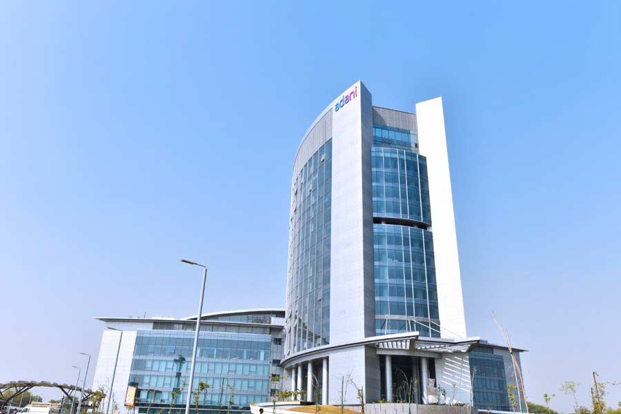 আমদাবাদেও একটি অট্টালিকা রয়েছে আদানিদের। এই বাড়িতেই বেশির ভাগ সময় গৌতম থাকেন। প্রাসাদটি সম্পর্কে খুব বেশি তথ্য পাওয়া যায় না কারণ গৌতম তাঁর সম্পত্তি এবং ব্যক্তিগত সম্পদের গোপনীয়তা বজায় রাখতে পছন্দ করেন। প্রাসাদটি চারপাশে বড় বড় গাছ দিয়ে ঘেরা। এর চারপাশে খোলা উঠোনও রয়েছে। স্ত্রী প্রীতি আদানি, দুই ছেলে কর্ণ আদানি এবং জিৎ আদানি এবং পুত্রবধূর সঙ্গে এই বাড়িতে থাকেন গৌতম।