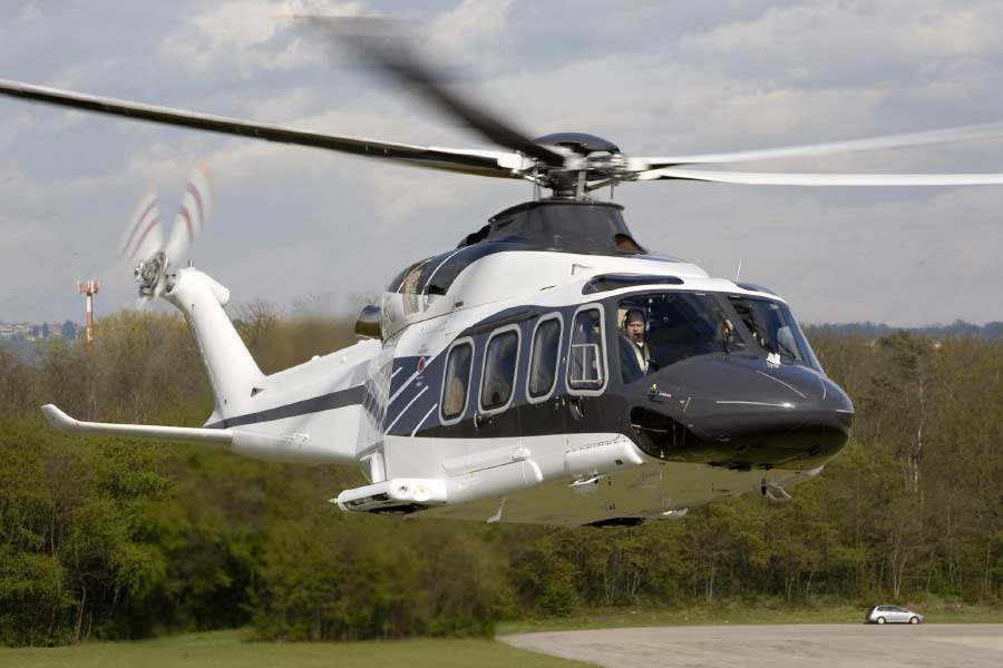 তিনটি বিলাসবহুল জেট প্লেন ছাড়াও আদানি এন্টারপ্রাইজের মালিকের কাছে তিনটি হেলিকপ্টার রয়েছে। তবে তাঁকে সবচেয়ে বেশি দেখা যায় ‘অগাস্টা ওয়েটল্যান্ড এডব্লু ১৩৯’ হেলিকপ্টারে চেপে ভ্রমণ করতে।