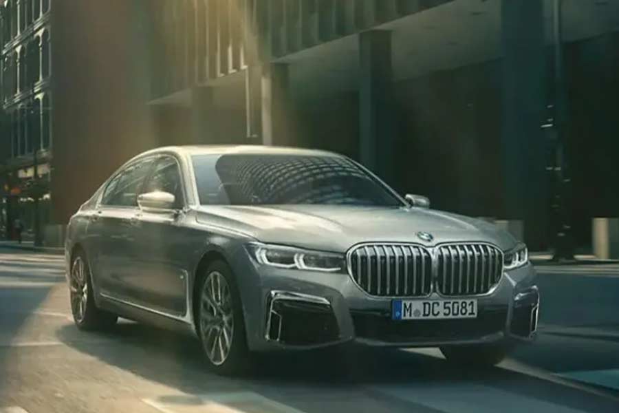 হেলিকপ্টার এবং প্রাইভেট জেটের তুলনায়, আদানির মালিকানাধীন বিলাসবহুল গাড়িগুলির তালিকা আরও দীর্ঘ।