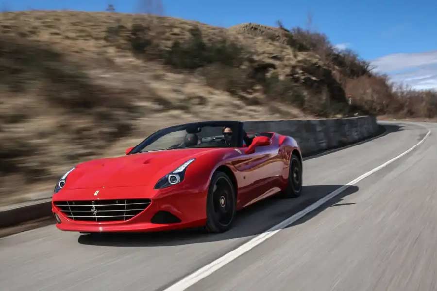 আদানির কাছে সাড়ে তিন কোটি টাকা মূল্যের লাল ফেরারি এবং একটি বিলাসবহুল বিএমডব্লু-৭ রয়েছে। এই গাড়ি দু’টিই তাঁর তালিকায় থাকা গাড়িগুলির মধ্যে সবচেয়ে জনপ্রিয়।