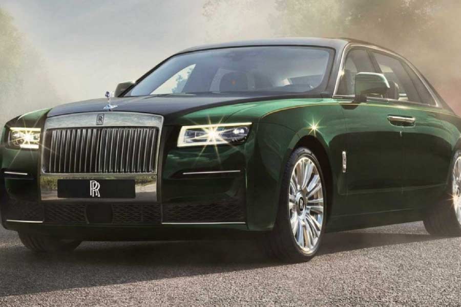 এ ছাড়াও গৌতমের সংগ্রহে রয়েছে একটি রোলস রয়েস ঘোস্ট গাড়ি। এই গাড়িটির বাজারমূল্য প্রায় সাড়ে ছ’কোটি টাকা। এই গাড়িই তাঁর গাড়িশালে রাখা গাড়িগুলির মধ্যে সব থেকে মূল্যবান বলে বেশ কয়েকটি প্রতিবেদনে উল্লেখ করা হয়েছে।