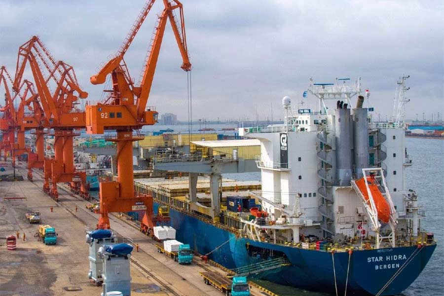 কিন্তু গৌতমের জাহাজ নিয়ে কৌতূহল তৈরি হয় ২০১৮ সালে। সেই সময় দু’টি নতুন কেনা জাহাজের নাম তাঁর দুই ভাগ্নির নামে রাখেন আদানি। এমডব্লিউ ভানশী এবং এমডব্লিউ রাহি। এই দু’টি জাহাজ দক্ষিণ কোরিয়ার ‘হানজিন হেভি ইন্ডাস্ট্রিজ অ্যান্ড কনস্ট্রাকশন কর্পোরেশন’ তৈরি করেছে।