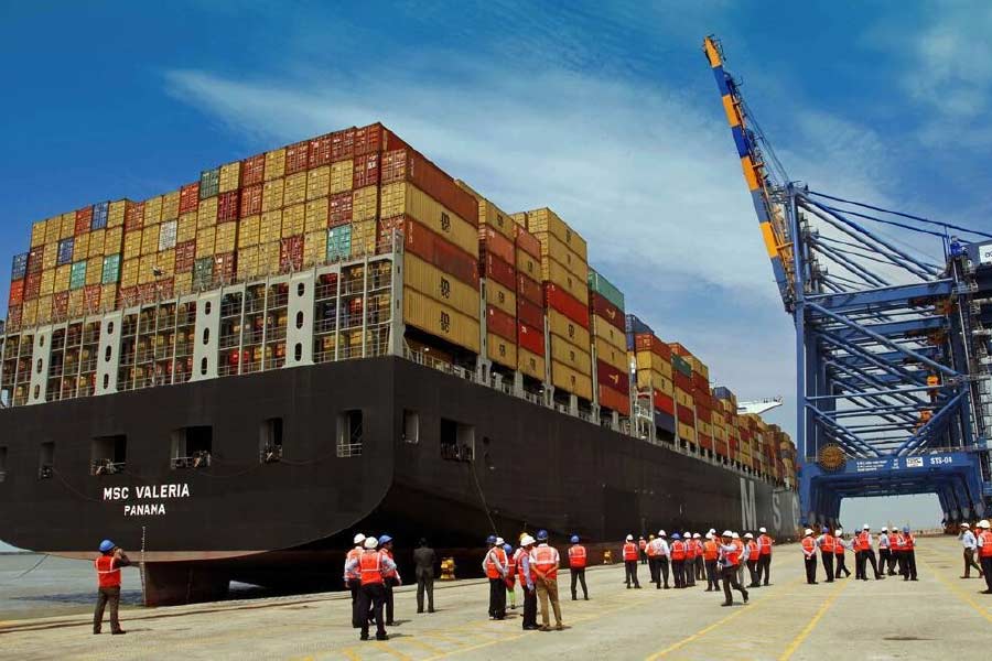 বিলাসবহুল প্রাইভেট জেট এবং জাহাজগুলি রাখার জন্য সারা দেশে অনেকগুলি ব্যক্তিগত বিমানবন্দর এবং জাহজবন্দরও রয়েছে আদানির। প্রতিবেদন অনুযায়ী, দেশ জুড়ে আদানিদের মোট ১৩টি জাহাজবন্দর রয়েছে।