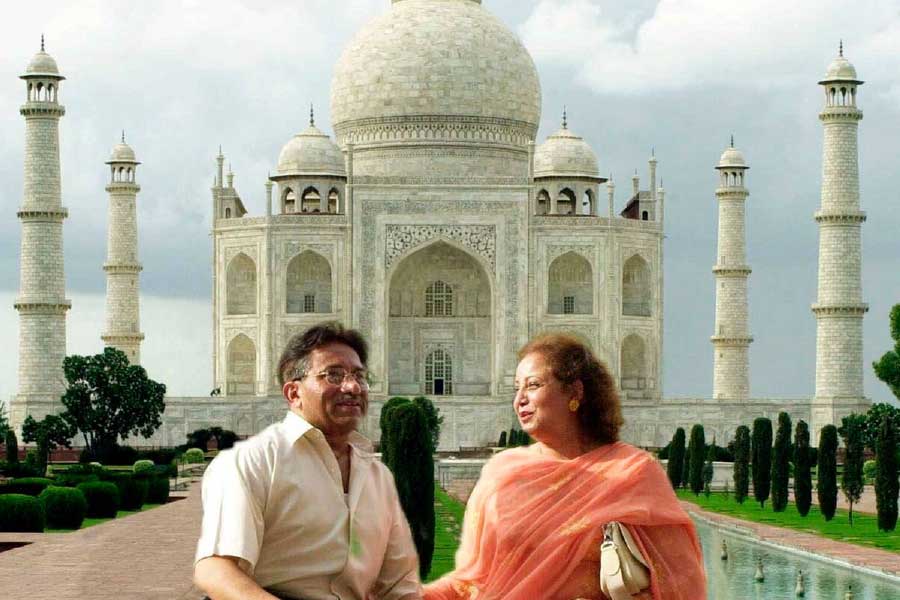 Pervez Musharraf with his wife in front of Taj Mahal